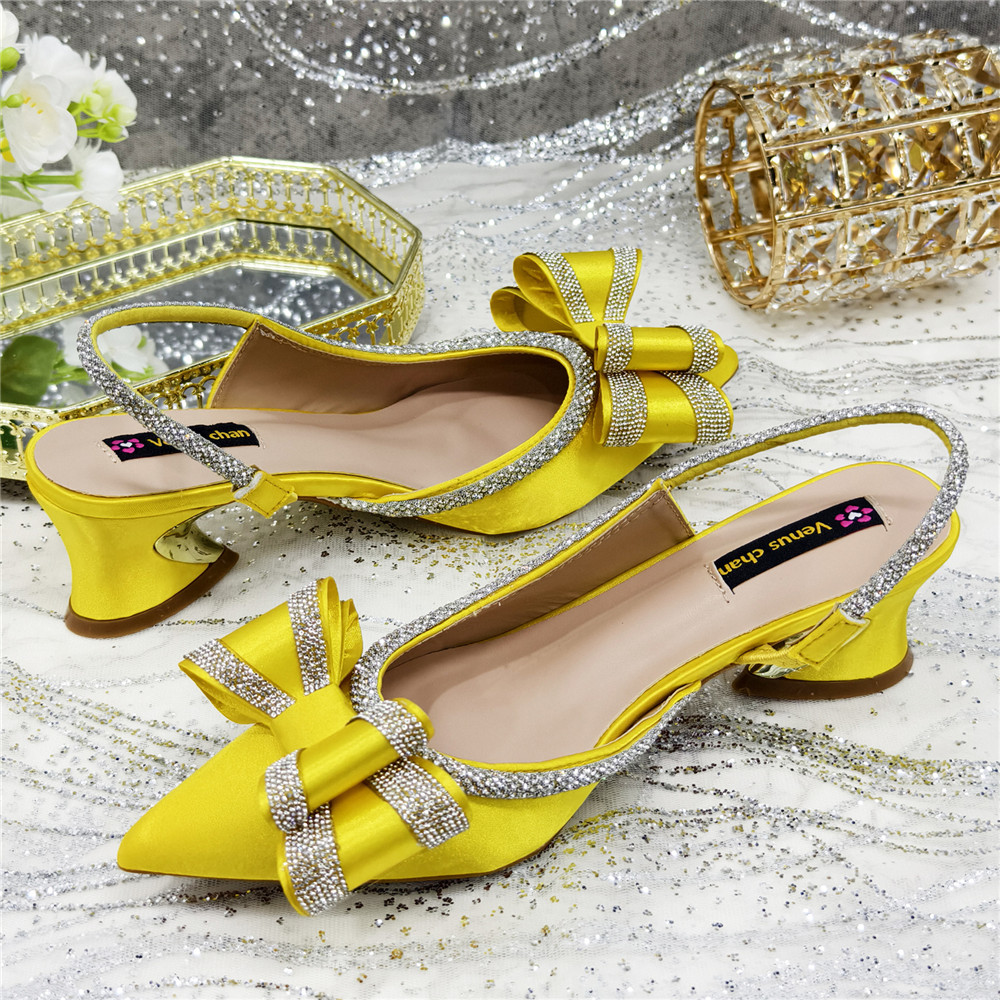 Elegant Yellow Satin Rhineston - Wedding Vendor recension och pris
